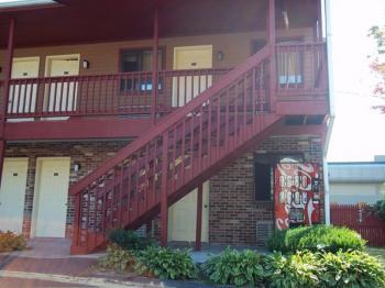 Naugatuck Motor Lodge